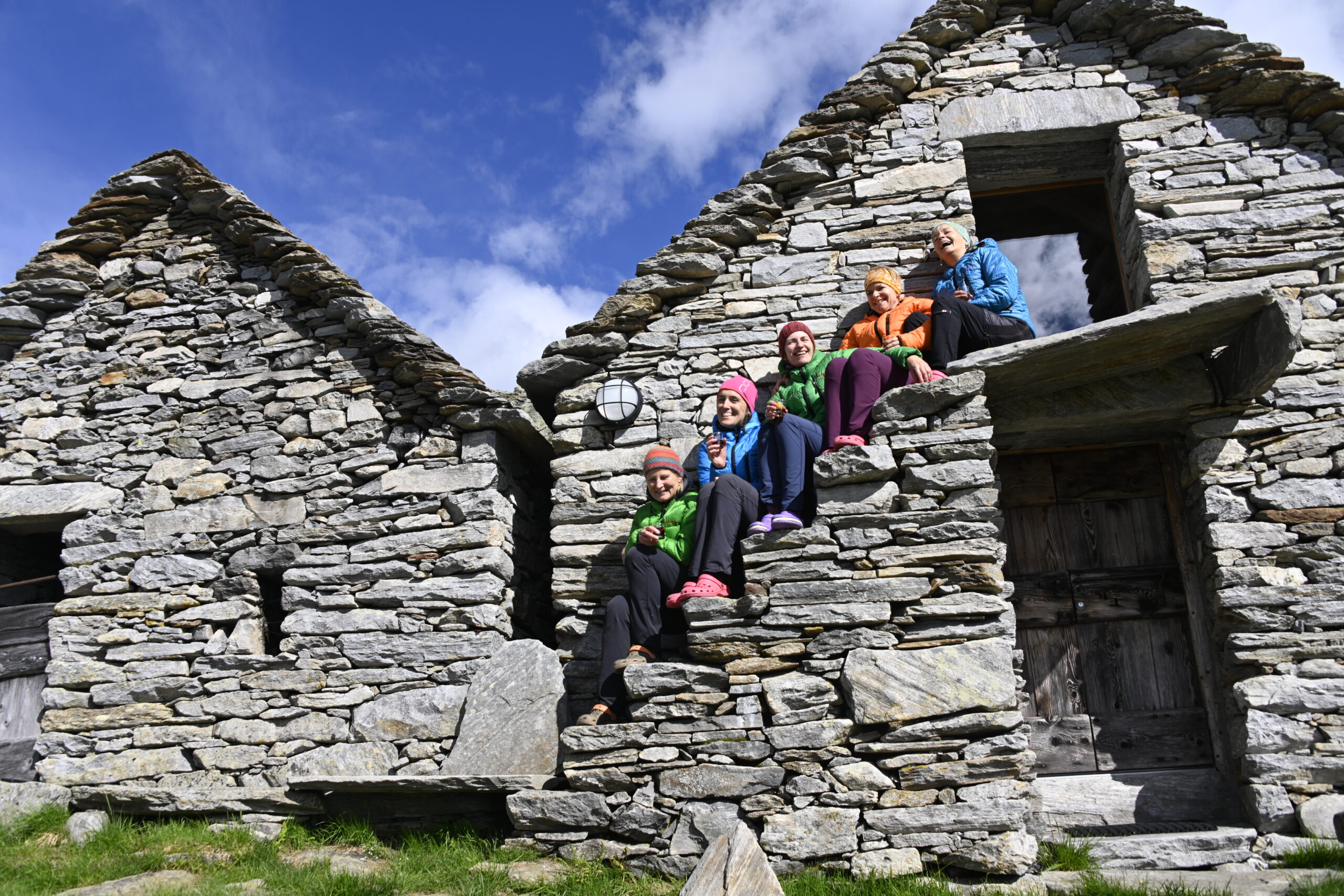 Hüttenwanderungen in Vorarlberg mit Wolfgang Bartl - Gruppe Wanderer vor Alm in vorarlberg