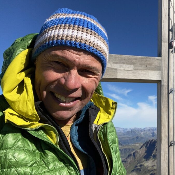 Wolfgang Bartl - International Mountain Leader - Mann vor BErgpanorama